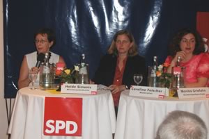 Das Foto zeigt (v.I.nr.) Ministerpr&auml;sidentin Heide Simonis, Moderatorin Caroline Fetscher (Tagesspiegel, Berlin) und Monika Griefahn MdB