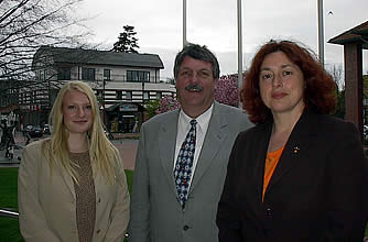 Auch die Stadt Schneverdingen ist sehr an der Schaffung einer zus&auml;tzlichen Autobahnabfahrt bei Scharrl interessiert (von rechts: Monika Griefahn, MdB, B&uuml;rgermeister Fritz-Ulrich Kasch und Annika Howe, eine parlamentarische Praktikantin aus den USA).