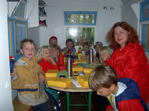 Monika Griefahn (Mitte) konnte die G&auml;ste aus Soltau-Fallingbostel vor dem Reichstag begr&uuml;&szlig;en.
