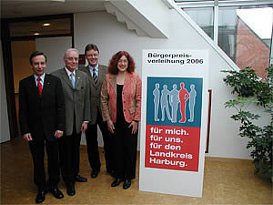 Regina und Gerd Wei&szlig;mann von den Friedensgruppen Nordheide &uuml;bergeben zusammen mit Monika Griefahn 1000 Unterschriften gegen einen Krieg im Irak an Bundeskanzler Schr&ouml;der.