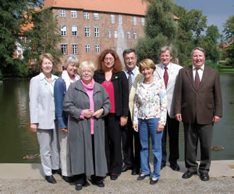 Regina und Gerd Weißmann von den Friedensgruppen Nordheide übergeben zusammen mit Monika Griefahn 1000 Unterschriften gegen einen Krieg im Irak an Bundeskanzler Schröder.