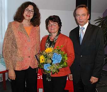 Monika Griefahn mit der Preistr&auml;gerin Waltraut Janson (Mitte) und dem Vorstandsvorsitzenden der Sparkasse Harburg-Buxtehude, Heinz L&uuml;ers.