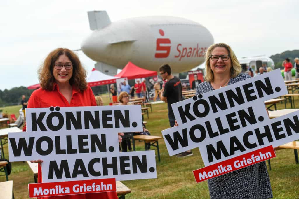 Bundesumweltministerin Svenja Schulze unterstützt Monika Griefahn