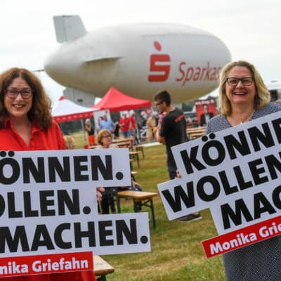 Bundesumweltministerin Svenja Schulze unterstützt Monika Griefahn