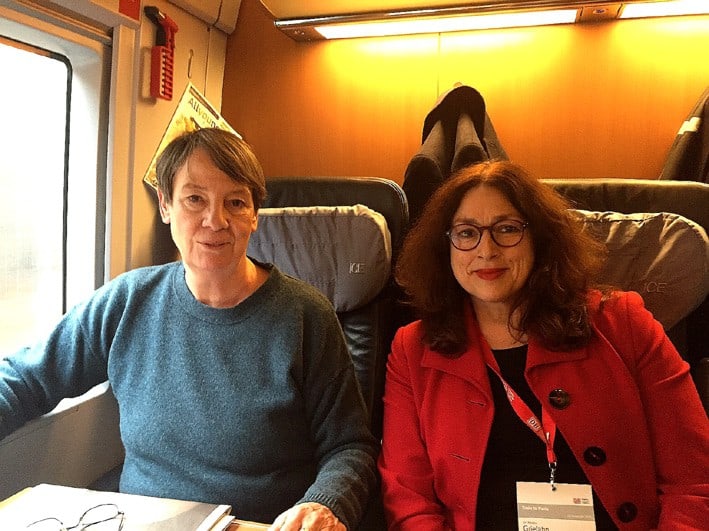 2015: Monika Griefahn mit Umweltministerin Barbara Hendricks im Train to Paris zur Pariser Klimakonferenz.